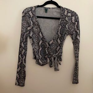 ☀️ 3/$15 Wild fable snake print wrap top